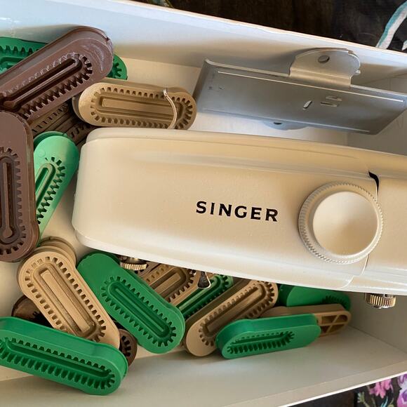 Singer Professional Buttonholer by Singer with Instructional Booklet Not Tested - Picture 8 of 12